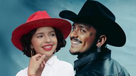 Foto que representa a Christian Nodal pinta a Ángela Aguilar en un cuadro con el que presumen su amor ¡como Jack y Rose!