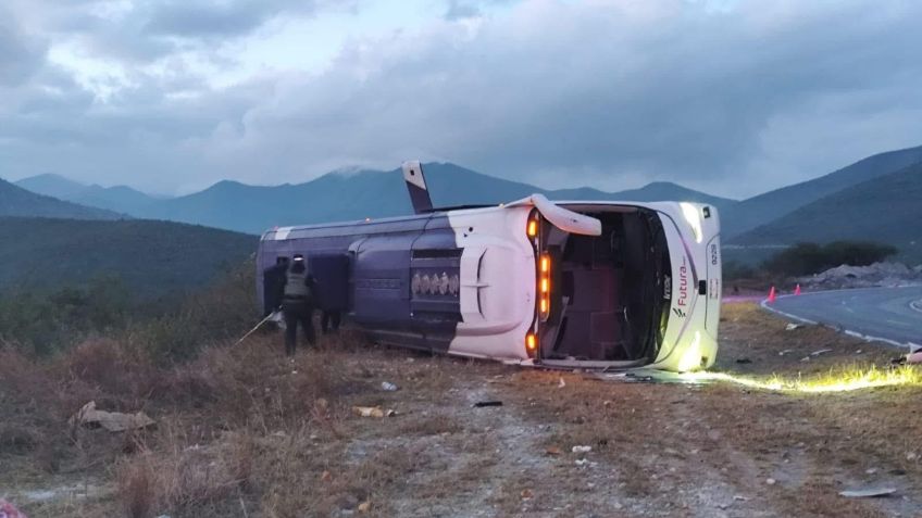 Mueren dos pasajeros y 16 lesionados en volcadura de tráiler en carretera Ciudad Victoria-Tula