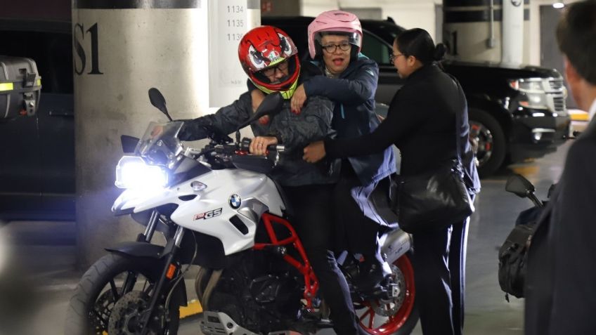 Rosa Icela Rodríguez viaja en motocicleta después de participar en II Reunión Plenaria de senadores de Morena