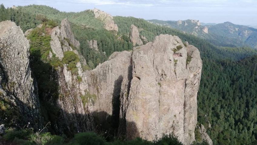 Muere mujer tras caer de lo alto de Peña de La Muela por tomarse unas fotos