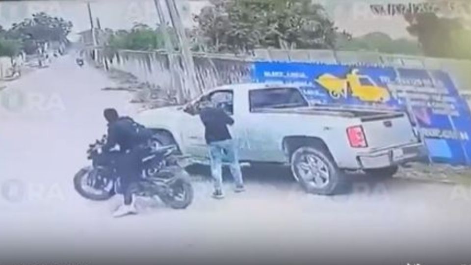 Dos motociclistas interceptan al conductor de una camioneta y a punta de pistola lo despojan de su vehículo.