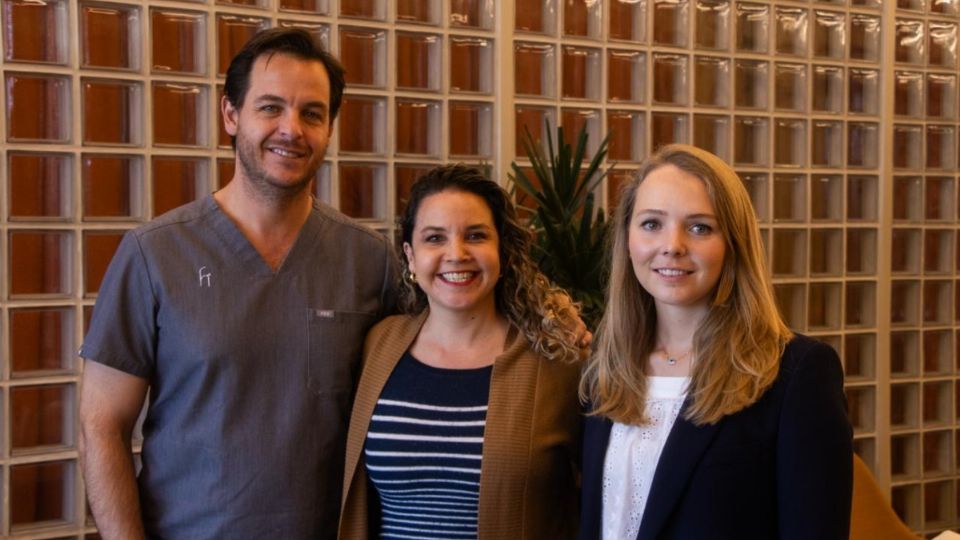 Fotografía en donde aparece el doctor José Gutiérrez Frusch, director de Fertilidad Integral, junto a Erika Ortiz y Annika  Schöhl.