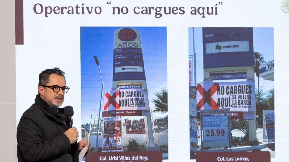 Iván Escalante, director de Profeco, muestra imágenes de gasolineras a las que se han colocado la manta con la leyenda 'no cargues aquí'.