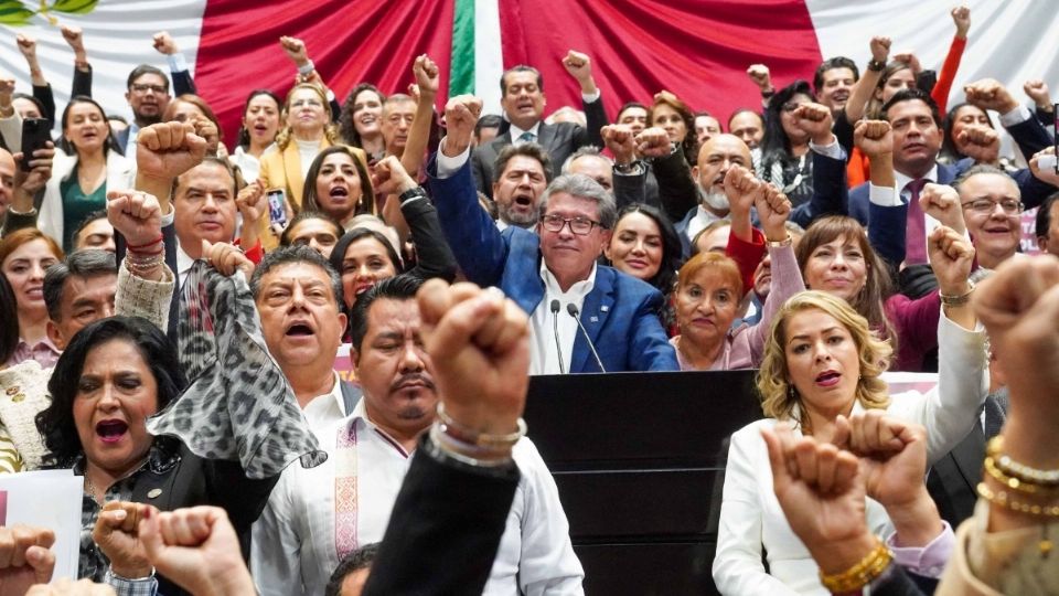 Coordinador de Morena en la Cámara de Diputados, se manifiesta con la bancada