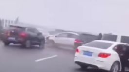 Foto que representa a Captan en VIDEO choque múltiple en carretera por acumulación de niebla y hielo