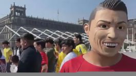 Foto que representa a Se reúnen en el Zócalo fans de Cristiano Ronaldo, para festejar su cumpleaños número 40 | VIDEO