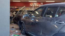 Foto que representa a Conductora choca camioneta contra auto estacionado y ambos vehículos acaban dentro de una tienda, en Guanajuato