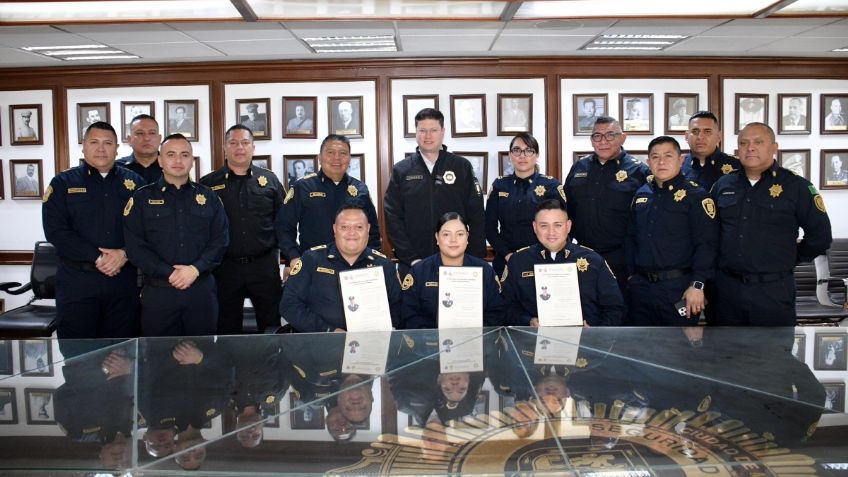 Pablo Vázquez, secretario de Seguridad Ciudadana, entrega ascensos a tres policías por actos heroicos