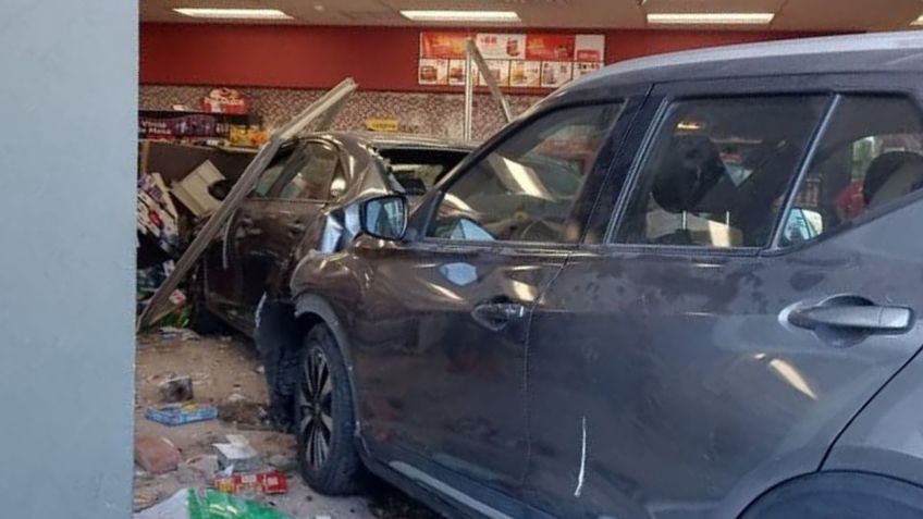 Conductora choca camioneta contra auto estacionado y ambos vehículos acaban dentro de una tienda, en Guanajuato