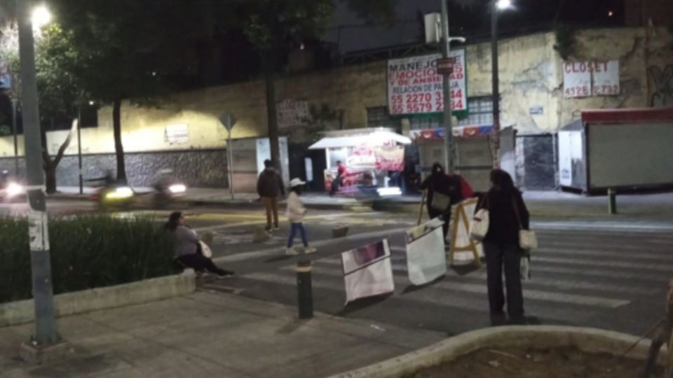 Familiares y amigos del joven continuan bloqueando la circulación.