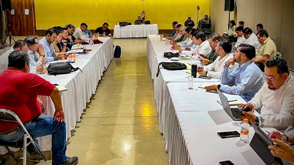 Mesa de trabajo encabezada por el gobernador de Oaxaca, Salomón Jara Cruz, y el titular de la SEP, Mario Delgado, en la que participaron integrantes de la Sección XXII del SNTE Oaxaca.