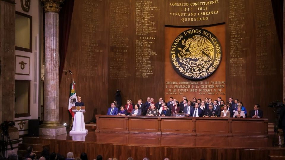 Claudia Sheinbaum Pardo, presidenta de México, encabeza la conmemoración del 108 aniversario de la Constitución de 1917 en el Teatro de la República.