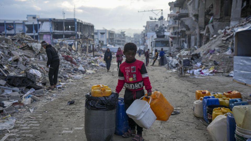 Un niño palestino, en una calle destruida por bombardeos israelíes, en Gaza.