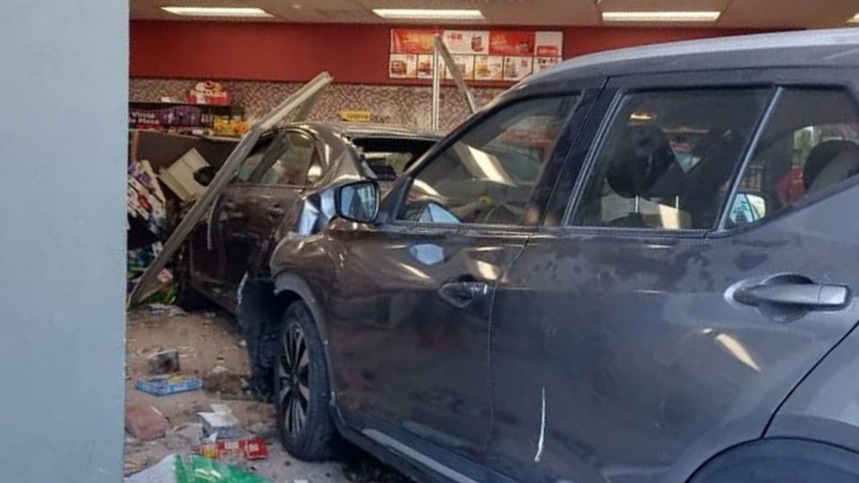 Los dos vehículos quedaron al interior de la tienda de conveniencia.