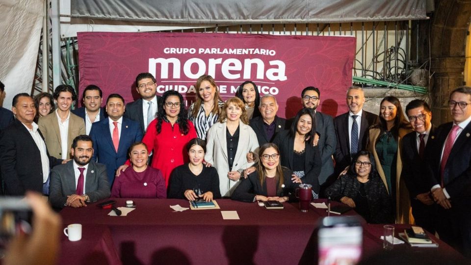 Xóchitl Bravo con el grupo parlamentario de Morena en CDMX