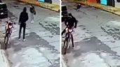 Foto ilustrativa de la nota titulada: Captan VIDEO del momento exacto que delincuente en motocicleta asalta a una mujer