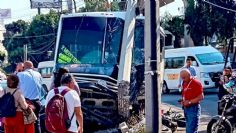 Microbús pierde el control en Tultitlán: embiste y mata a motociclista, se estampa contra poste