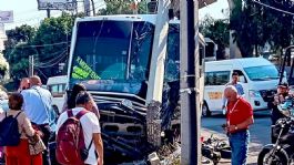 Foto que representa a Microbús pierde el control en Tultitlán: embiste y mata a motociclista y se estampa contra poste