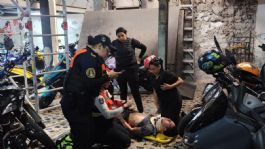 Foto que representa a Un joven de 19 años resulta herido al caerle un elevador de motocicletas con 2 vehículos encima