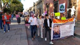 Foto que representa a Familiares y amigos de Daniela Martel marchan en San Luis Potosí, exigen la aparición de la joven