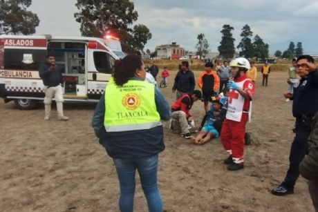 Rayo cae en cancha de fútbol donde entrenaba equipo infantil, en Tlaxcala, y alcanza a tres niños y un adulto