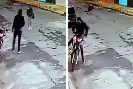 Captan VIDEO del momento exacto que delincuente en motocicleta asalta a una mujer