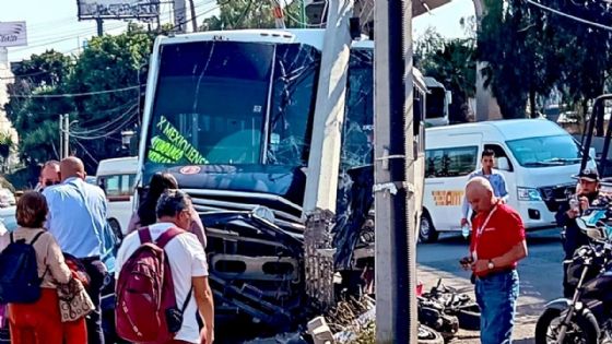 Microbús pierde el control en Tultitlán: embiste y mata a motociclista, se estampa contra poste