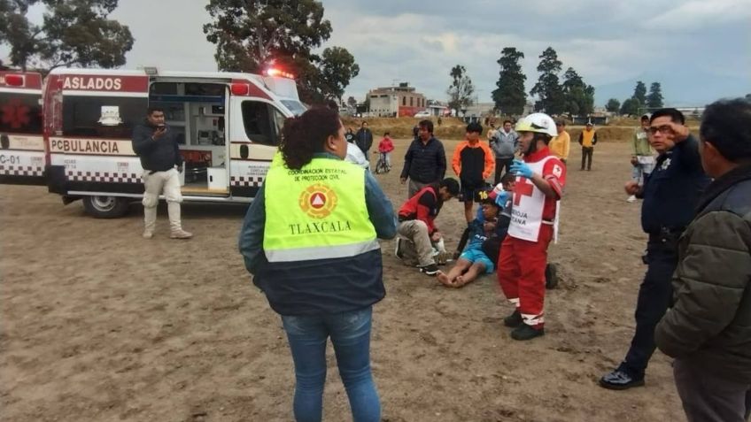 Rayo cae en cancha de fútbol donde entrenaba equipo infantil, en Tlaxcala, y alcanza a tres niños y un adulto