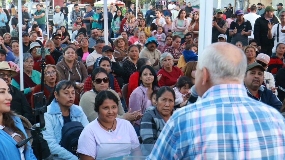 El gobernador Víctor Castro atendió a vecinos de la colonia Las Palmas, en Los Cabos.