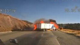 Foto que representa a Captan en VIDEO tráilers en llamas tras tomar una peligrosa maniobra en la carretera de Zacatecas-Aguascalientes