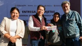 Foto que representa a Entrega Mario Delgado mil 164 tarjetas de Beca Rita Cetina a estudiantes de Iztacalco