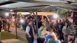 Foto que representa a Arriba el primer centenar de deportados a estadio habilitado como albergue, en Matamoros