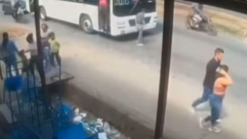 Abuelito muere atropellado por un camión de pasajeros ante la mirada de otros transeúntes | VIDEO FUERTE