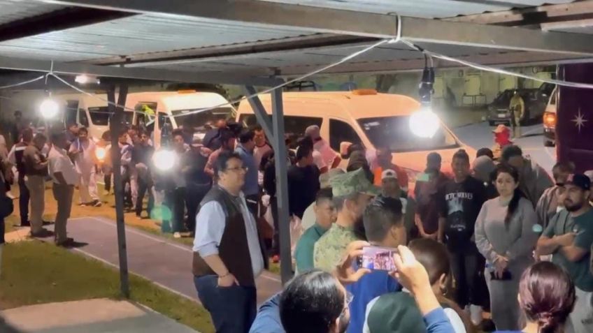 Arriba el primer centenar de deportados a estadio habilitado como albergue, en Matamoros