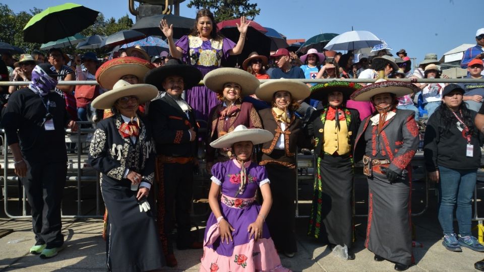 El recorrido comenzó en el Monumento a la Revolución, donde los comparsas, chinelos, huehueches y cientos de personas se agruparon para dar inicio al desfile.