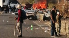 Foto que representa a Comuneros incendian dos patrullas durante protestas, exigen presentación de desaparecidos