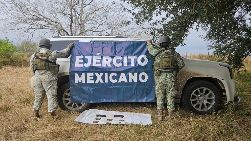 En Chihuahua se detuvo a cuatro personas y se aseguraron dos armas de fuego, 1,927 cartuchos, 79 cargadores, un vehículo y tres migrantes rescatados