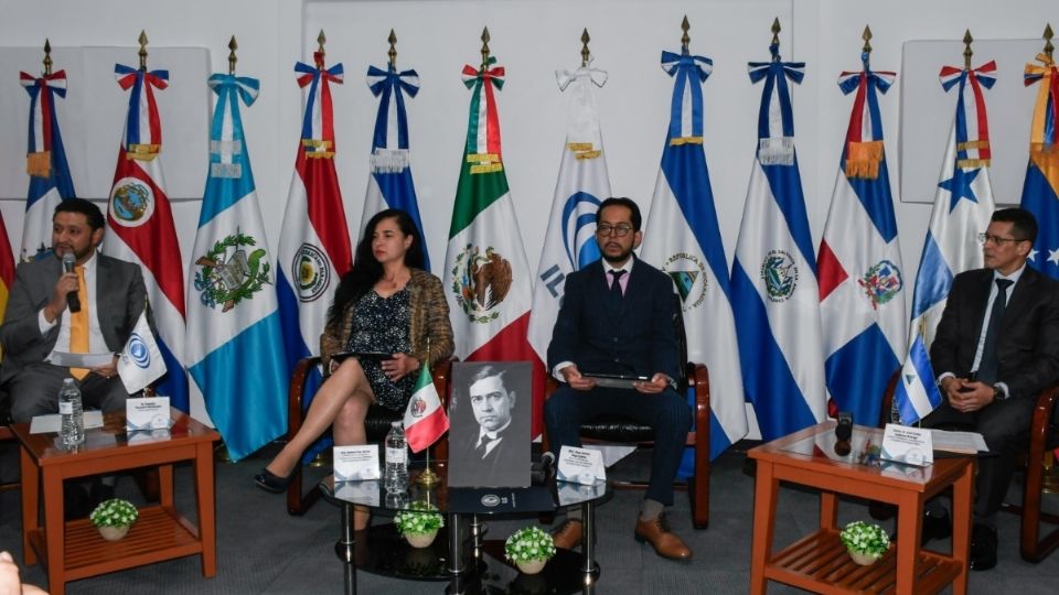 El evento contó con la participación del Excmo. Sr. Juan Carlos Gutiérrez Madrigal, Embajador de Nicaragua en México, quien presentó la sesión.