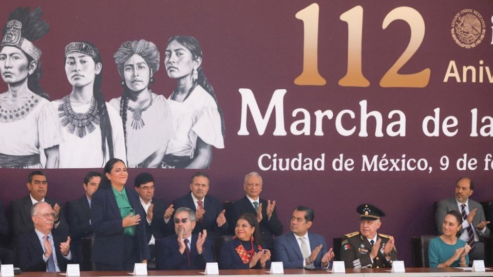 La presencia femenina se evidenció con la Compañía de Cadetes integrada por mujeres quienes también por primera vez se encargaron de la salva de fusilería. 