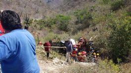 Foto que representa a Suman 18 los muertos por accidente en la autopista Mitla-Tehuantepec