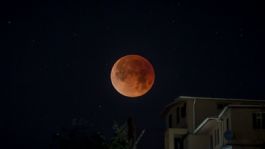 Foto que representa a Eclipse lunar 2025: ¿por qué tiene un color rojo?