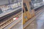 Foto ilustrativa de la nota titulada: Mujer se lanza a las vías del Metro y convoy logra frenar a tiempo | VIDEO