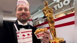 Foto que representa a Así fue recibido Gints Zilbalodis en Letonia tras ganar el Oscar por "Flow" | VIDEO