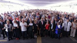 Foto que representa a Martí Batres entrega vigencia permanente de derechos a jubilados y pensionados del ISSSTE en Ciudad de México