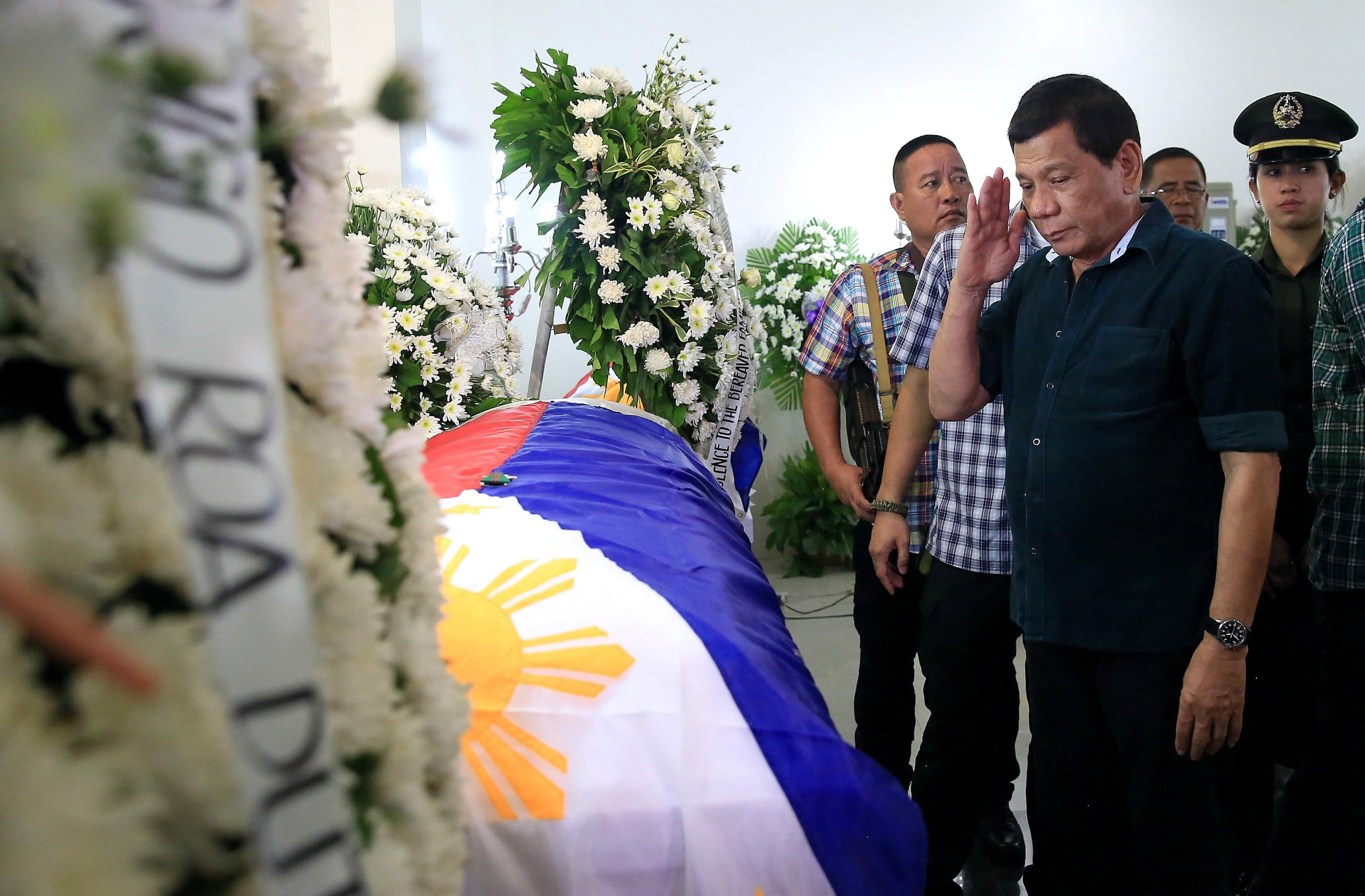 Rodrigo Duterte se despide de un soldado muerto en el ataque de extremistas. @Reuters foto