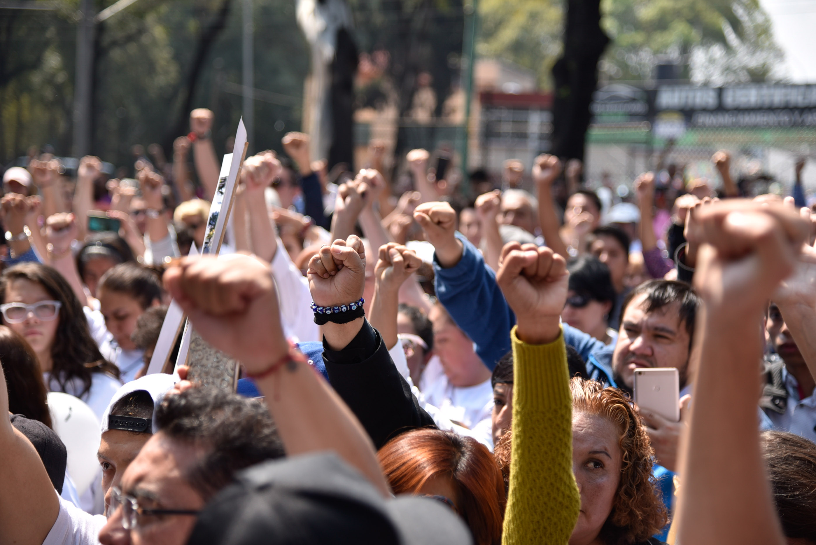 Vecinos y familiares de las víctimas del multifamiliar de Tlalpan, realizaron un acto memorial, en donde se colocaron coronas, fotografías y veladoras, minuto en silencio y lectura de agradecimiento a las labores de rescate. FOTO: MARIO JASSO /CUARTOSCURO.COM