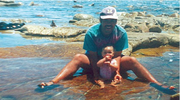 Miché con su "papá" a los ocho meses de nacida. Foto: BBC News.