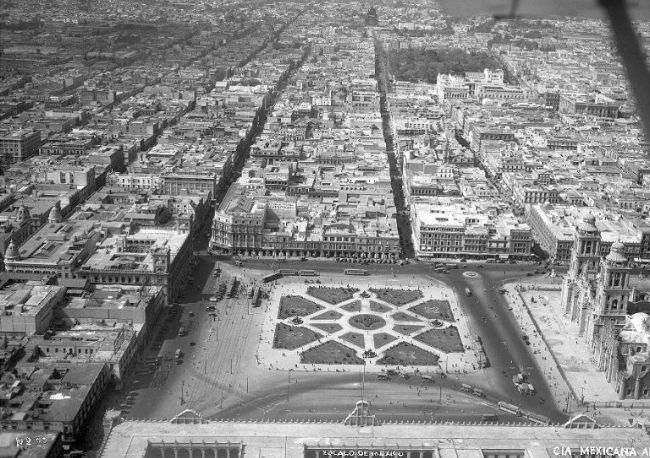 Aquí aún no se puede ver la avenida 20 de Noviembre ampliada. Foto: Compañía Mexicana Aerofoto. 