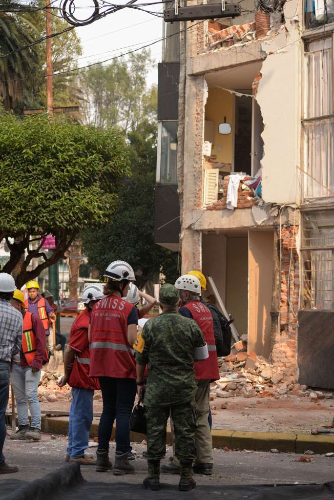 México luego del sismo del pasado 19 de septiembre, acudieron a las calles de Nicolás San Juan y Morena, en la colonia Del Valle. Foto: Cuartoscuro. 