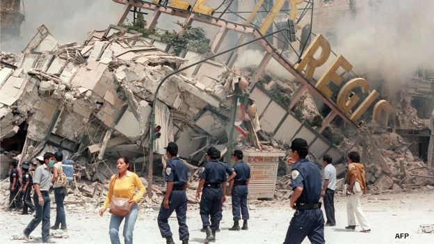 Sismo en 1985 en la Ciudad de México. Foto: AFP. 